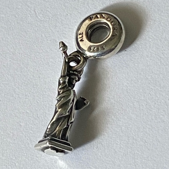 Pandora  Statue of Liberty New York Dangle Charm Retired - Picture 1 of 5